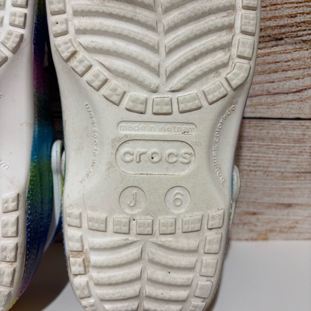 CROCS Red and Yellow Vibrant Design J6 - Picture 5 of 7